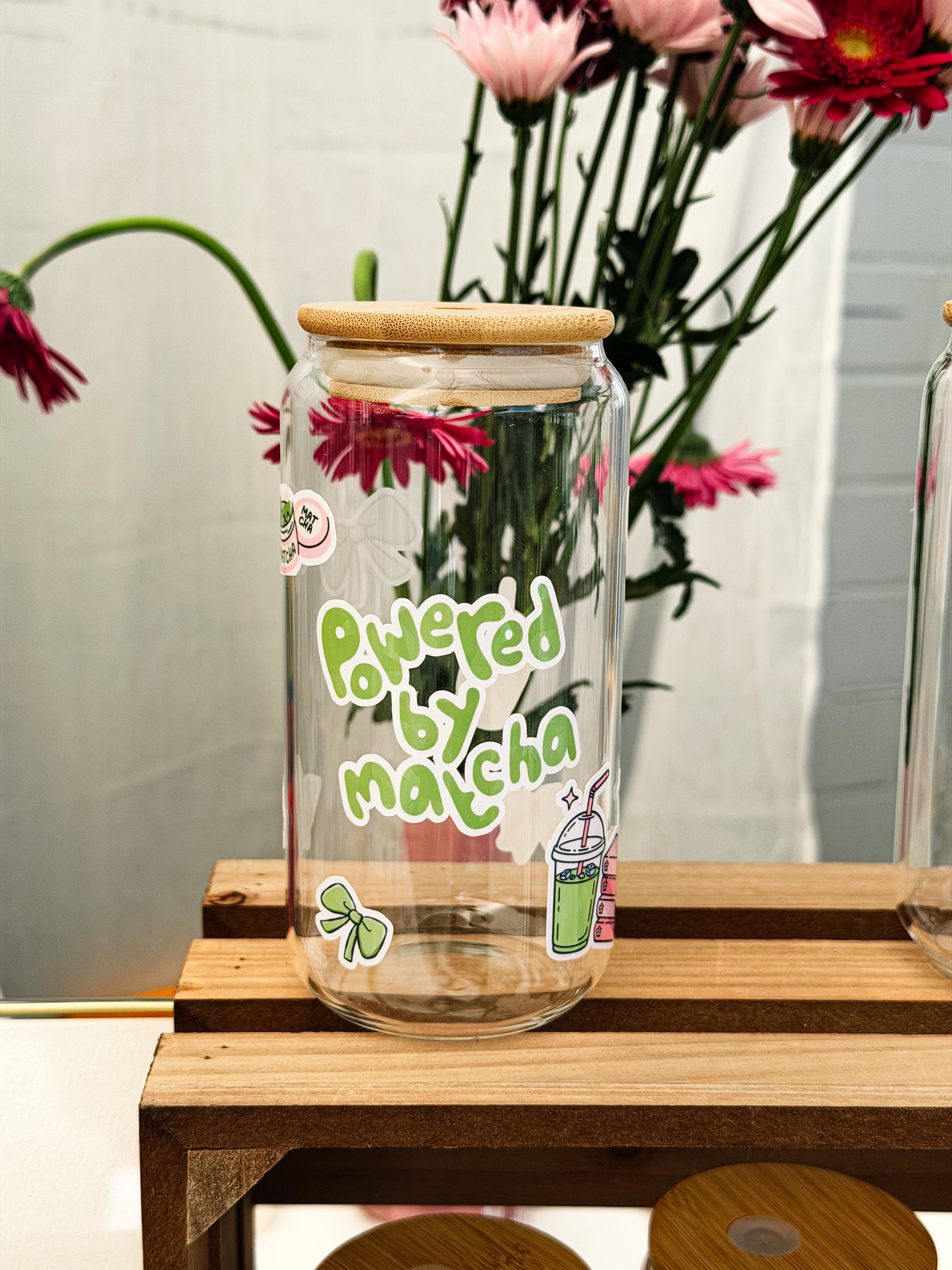 Powerd by Matcha - Trinkglas mit Bambusdeckel und Strohhalm