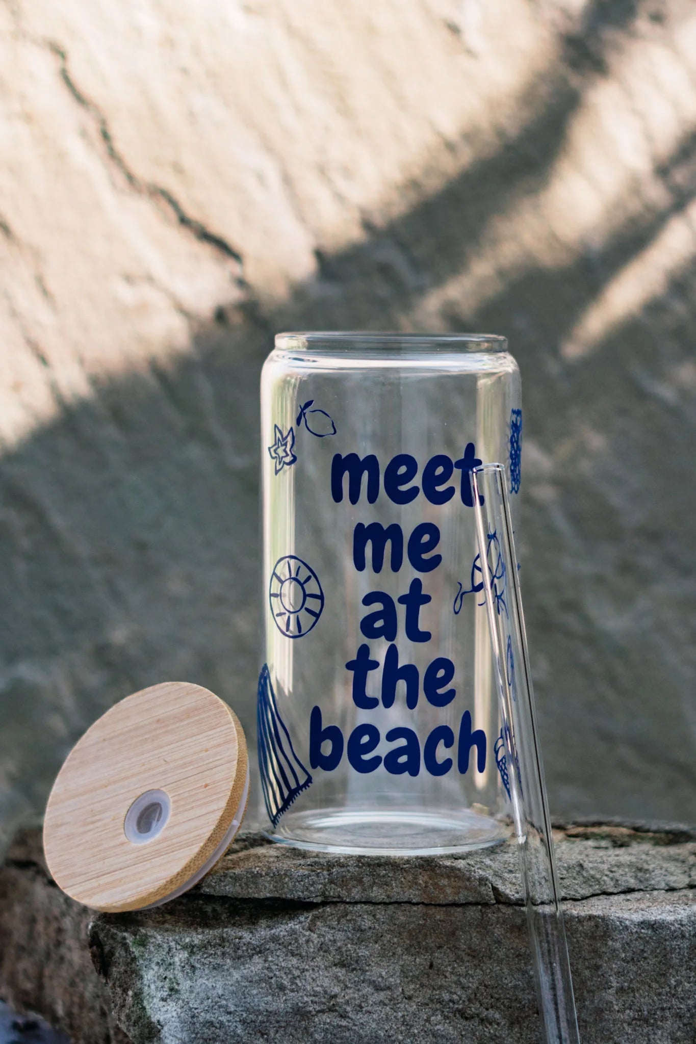 Trinkglas "meet me at the beach" mit Bambusdeckel und Strohhalm
