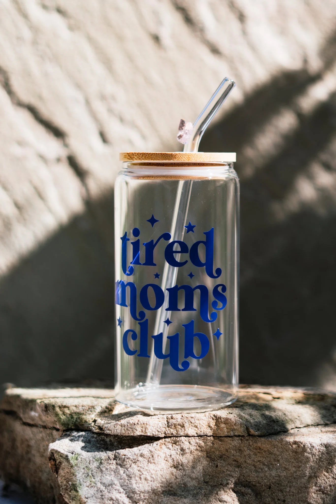 Trinkglas "tired moms club" mit Bambusdeckel und Strohhalm