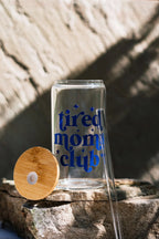 Trinkglas "tired moms club" mit Bambusdeckel und Strohhalm