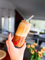 Trinkglas "COFFEE IS MY THERAPY" mit Bambusdeckel und Strohhalm