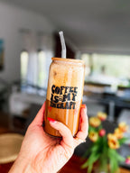 Trinkglas "COFFEE IS MY THERAPY" mit Bambusdeckel und Strohhalm