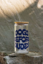 Trinkglas DOGS BEFORE DUDES mit Bambusdeckel und Strohhalm