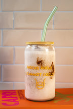 Trinkglas "hocus pocus i cannot focus" mit Bambusdeckel und Strohhalm