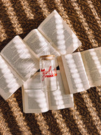 Trinkglas "hot girls read books" mit Bambusdeckel und Strohhalm