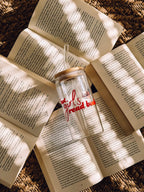 Trinkglas "hot girls read books" mit Bambusdeckel und Strohhalm