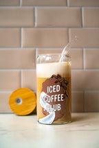 Trinkglas "iced coffee club" mit Bambusdeckel und Strohhalm