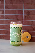 Trinkglas "Iced Matcha Latte" mit Bambusdeckel und Strohhalm