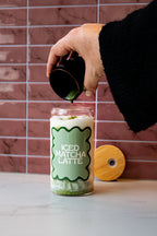Trinkglas "Iced Matcha Latte" mit Bambusdeckel und Strohhalm