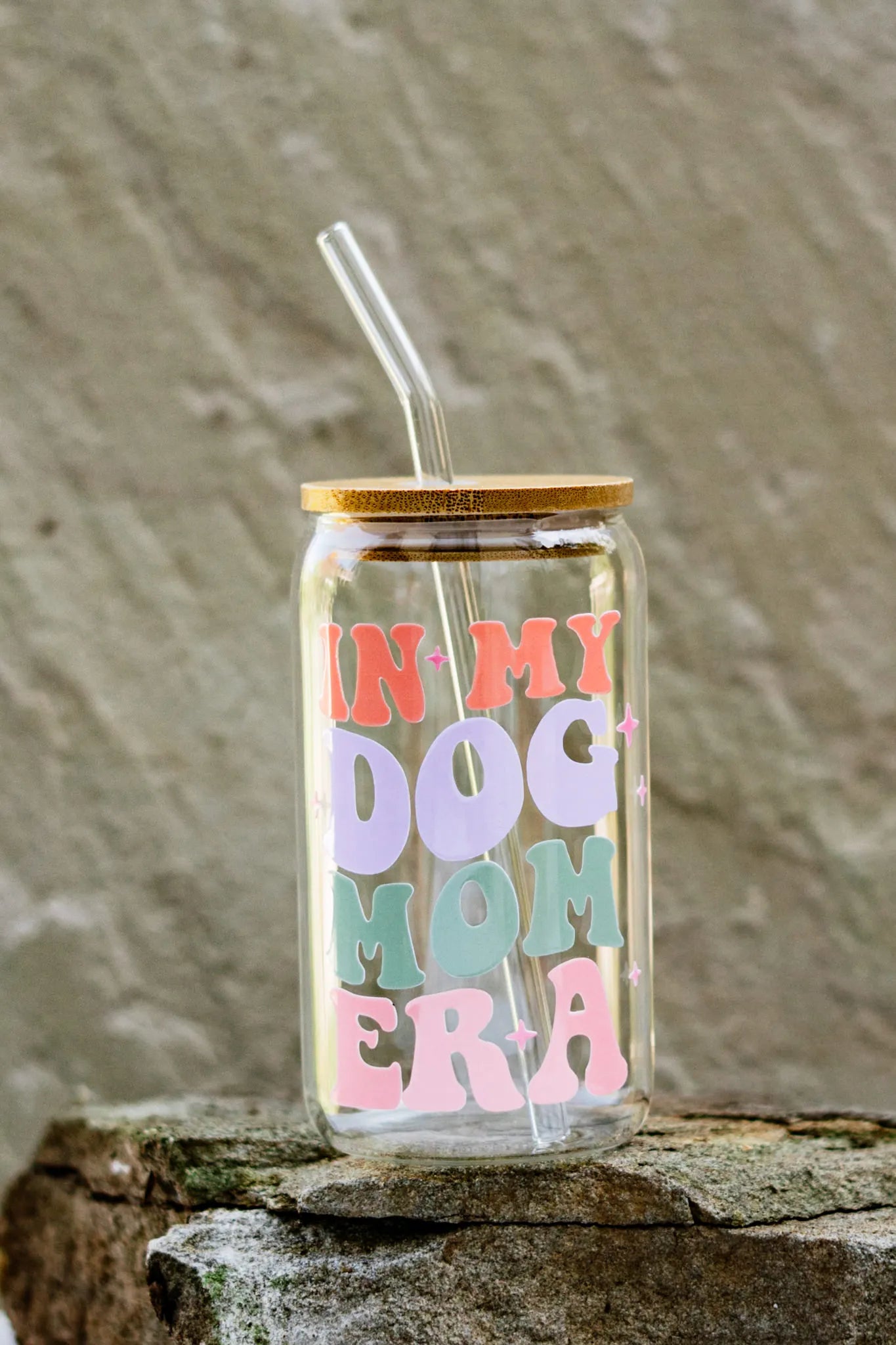 Trinkglas "IN MY DOG MOM ERA" mit Bambusdeckel und Strohhalm