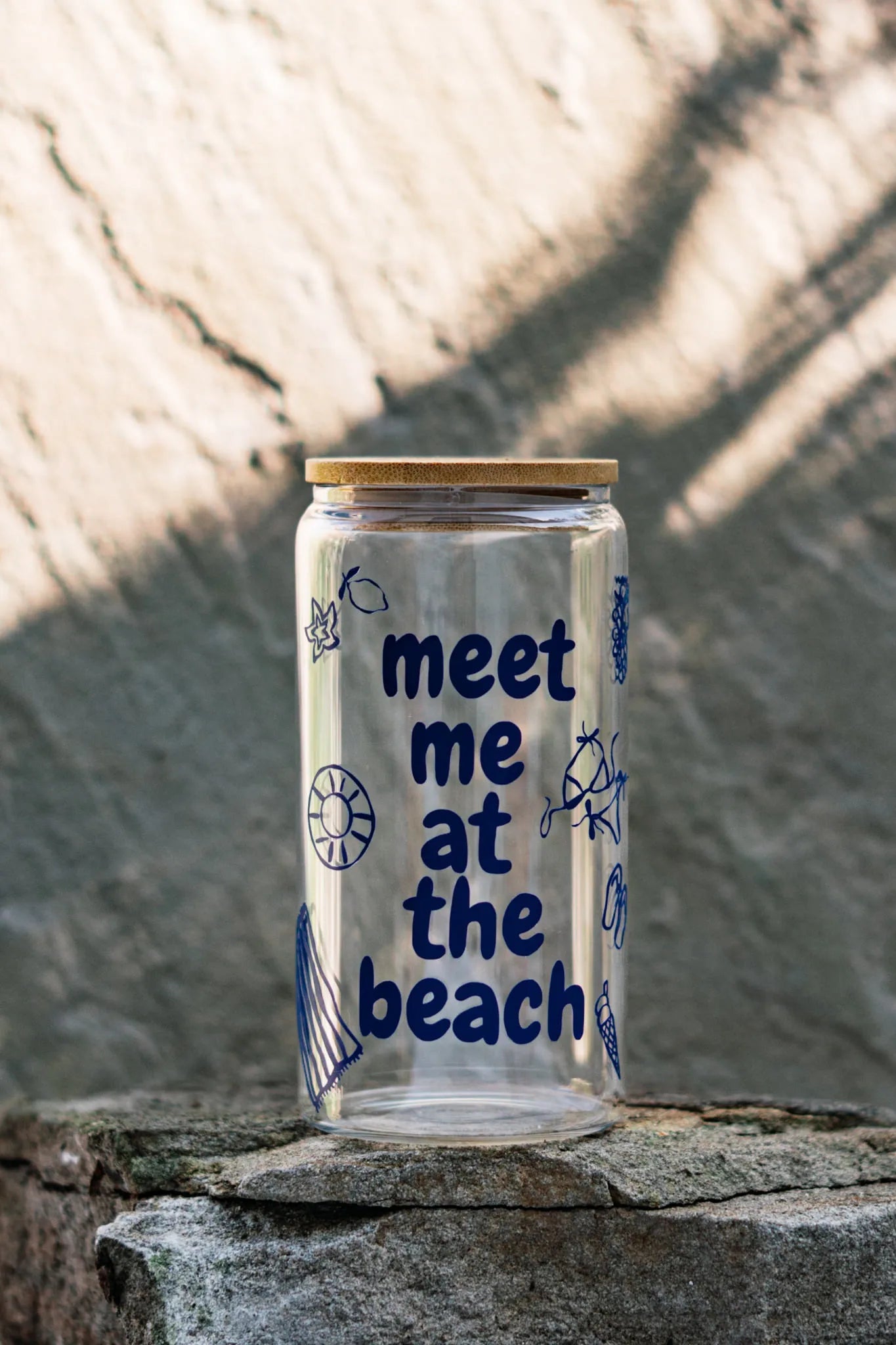Trinkglas "meet me at the beach" mit Bambusdeckel und Strohhalm