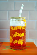 Trinkglas "summer vibes only" mit Bambusdeckel und Strohhalm