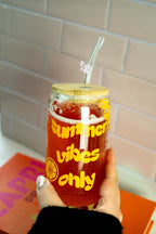 Trinkglas "summer vibes only" mit Bambusdeckel und Strohhalm