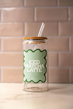 Trinkglas "Iced Matcha Latte" mit Bambusdeckel und Strohhalm