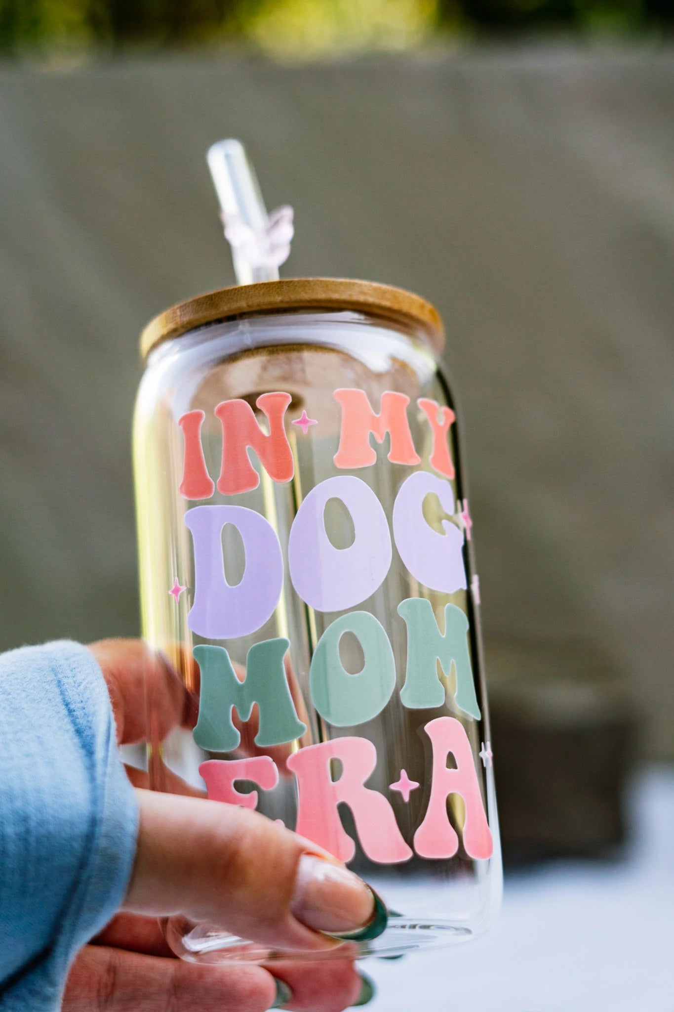 Trinkglas "IN MY DOG MOM ERA" mit Bambusdeckel und Strohhalm