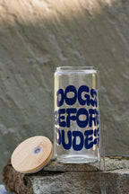 Trinkglas DOGS BEFORE DUDES mit Bambusdeckel und Strohhalm
