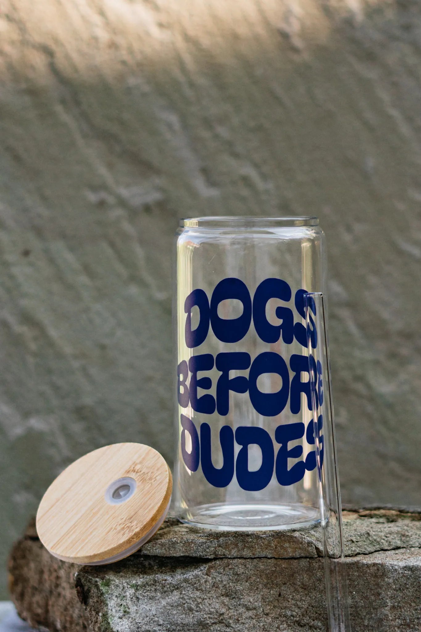 Trinkglas DOGS BEFORE DUDES mit Bambusdeckel und Strohhalm