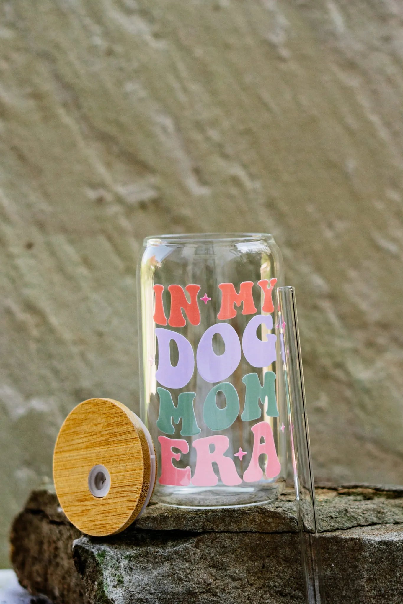 Trinkglas "IN MY DOG MOM ERA" mit Bambusdeckel und Strohhalm
