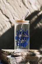 Trinkglas "tired moms club" mit Bambusdeckel und Strohhalm
