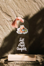 Acryl Lesezeichen -just one more chapter- mit Capybara und Chiffonband