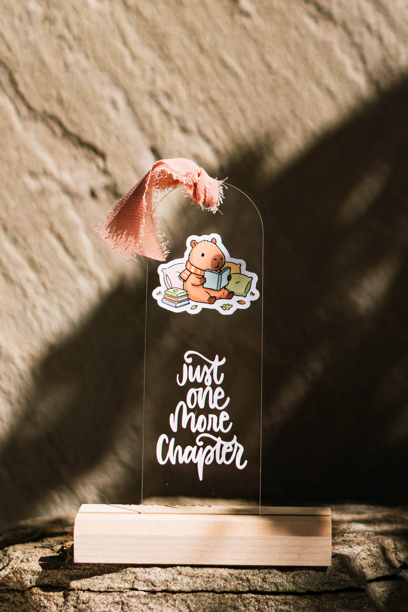 Acryl Lesezeichen -just one more chapter- mit Capybara und Chiffonband