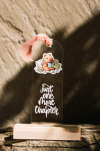 Acryl Lesezeichen -just one more chapter- mit Capybara und Chiffonband