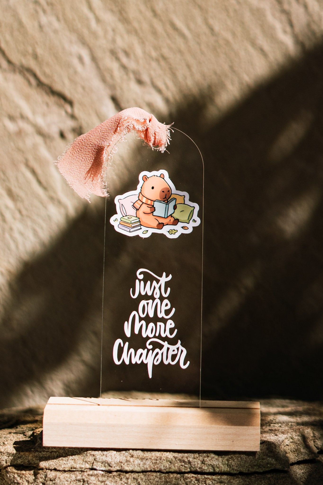 Acryl Lesezeichen -just one more chapter- mit Capybara und Chiffonband