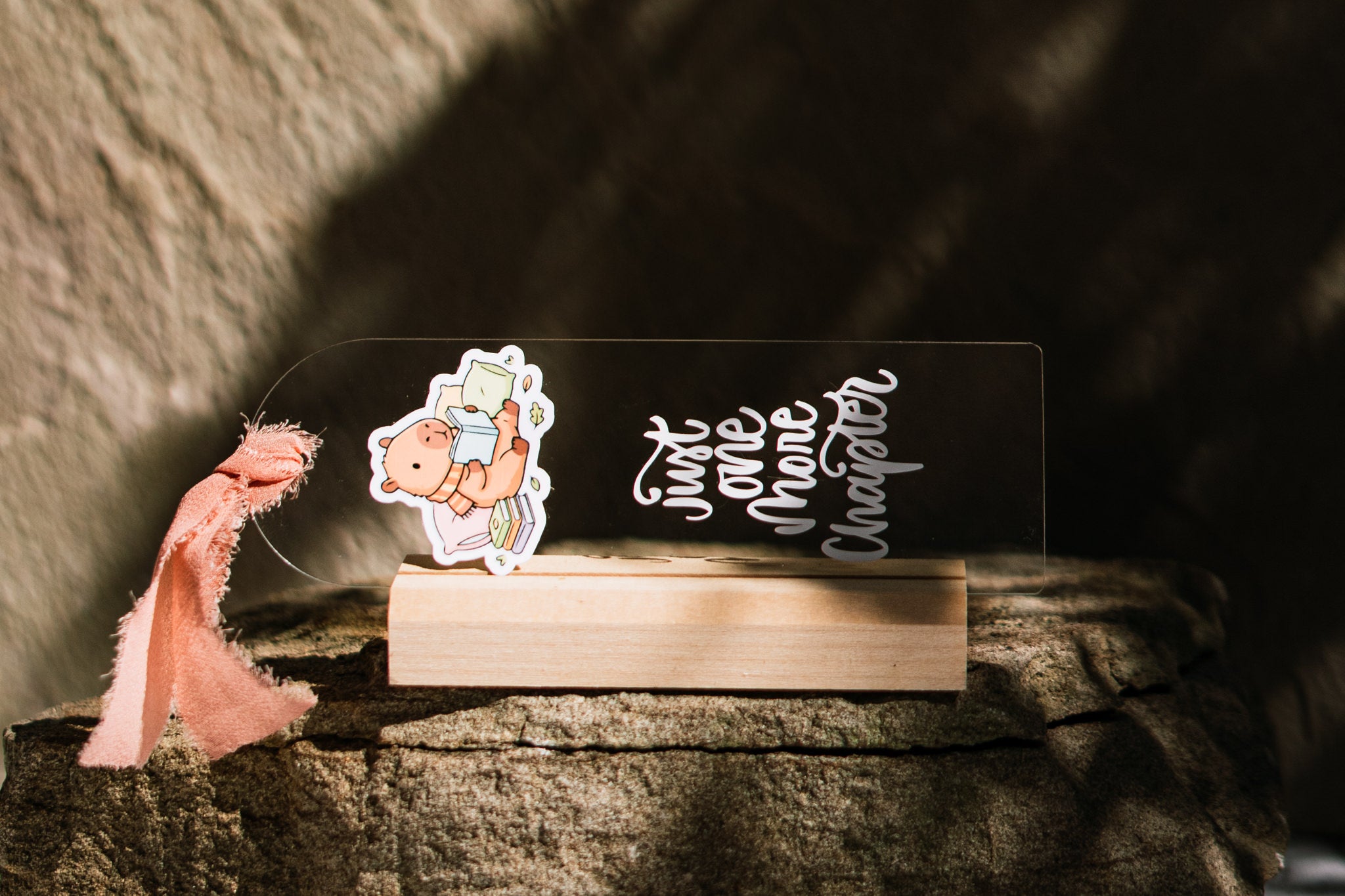 Acryl Lesezeichen -just one more chapter- mit Capybara und Chiffonband