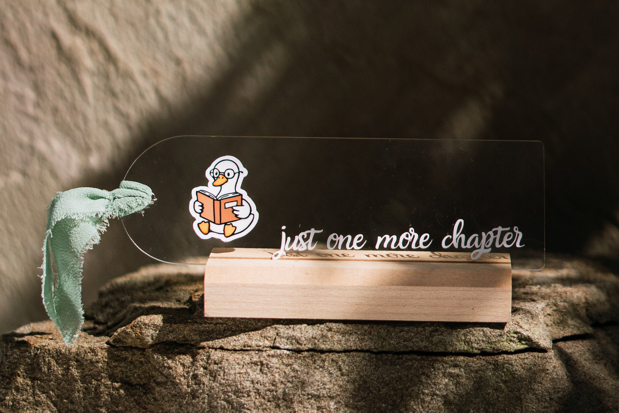 Acryl Lesezeichen lesende Ente -just one more chapter- mit Chiffonband