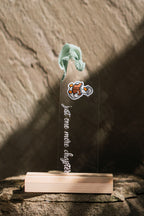 Acryl Lesezeichen lesende Ente -just one more chapter- mit Chiffonband