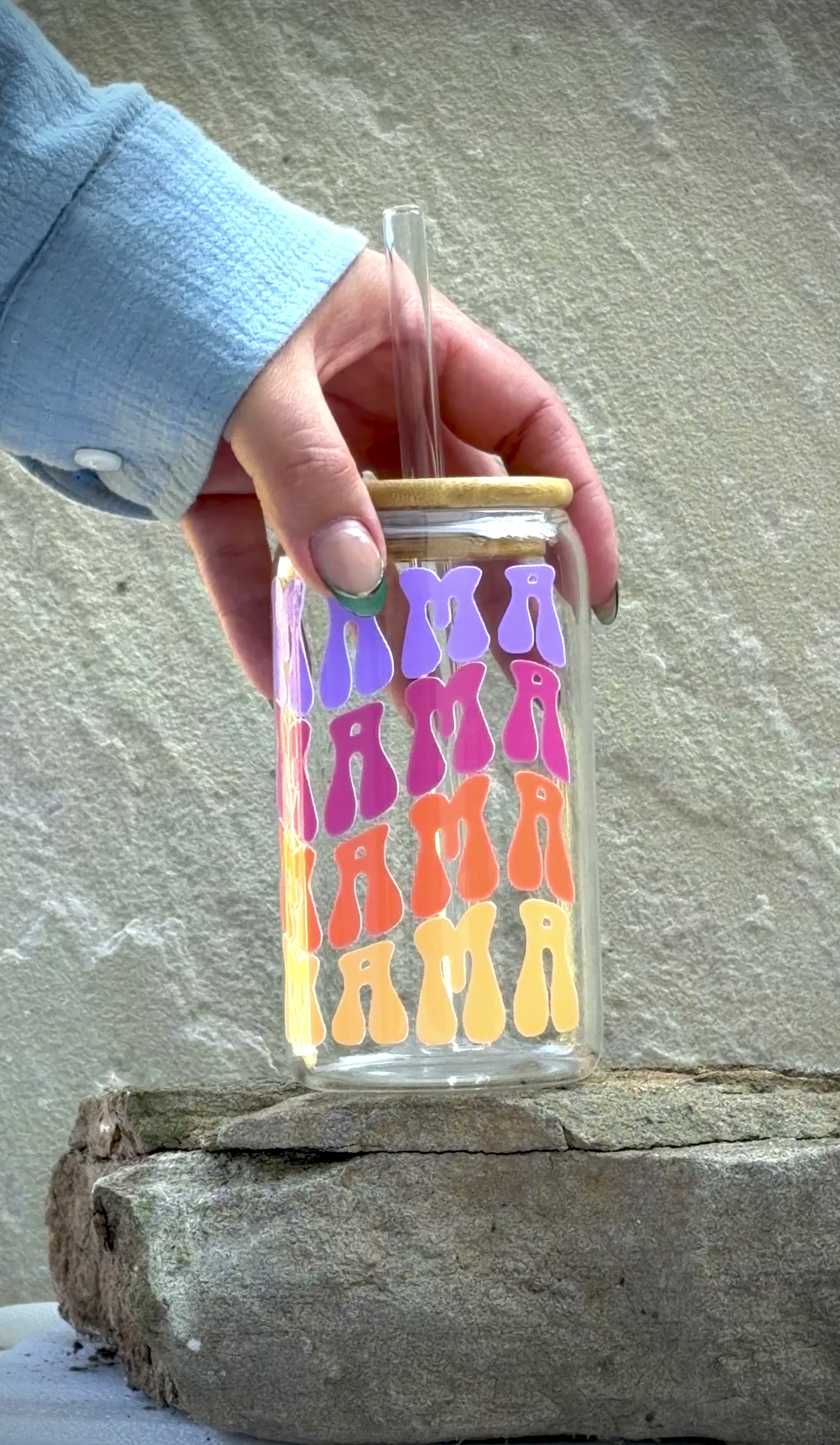 Trinkglas "MAMA" bunt mit Bambusdeckel und Strohhalm
