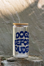 Trinkglas DOGS BEFORE DUDES mit Bambusdeckel und Strohhalm